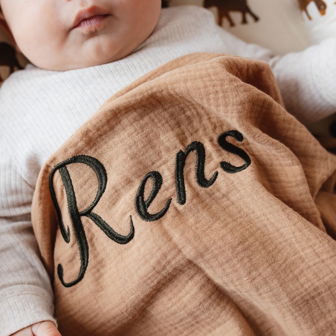 Studio Bambacht hydrofiele doek XL met naam in de kleur caramel bruin