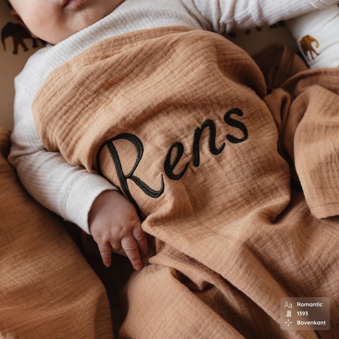 Studio Bambacht hydrofiele doek XL met naam in de kleur caramel bruin