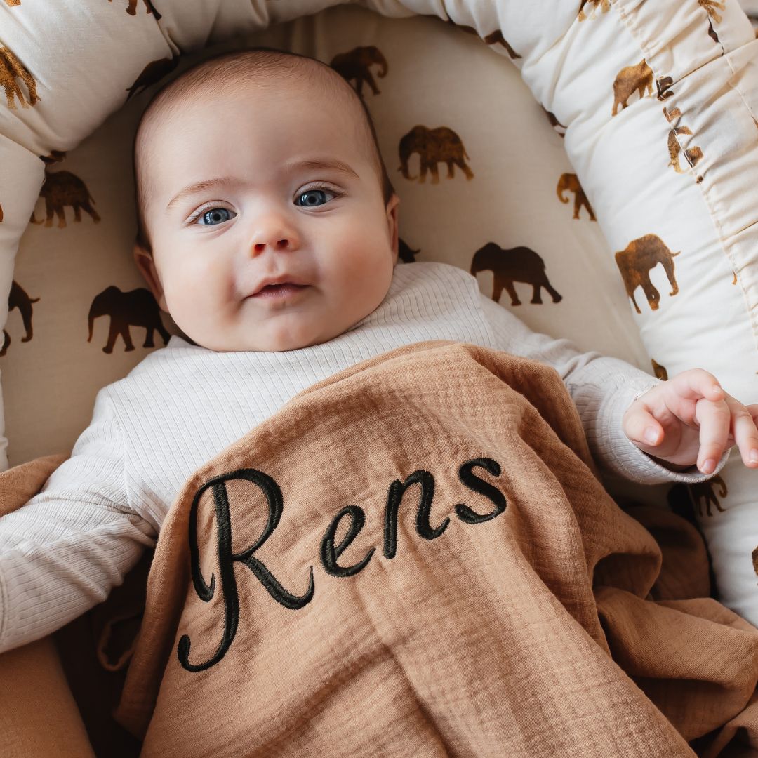 Studio Bambacht hydrofiele doek XL met naam in de kleur caramel bruin