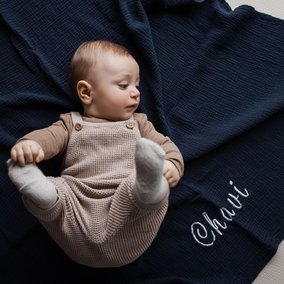 Studio Bambacht hydrofiele doek XL met naam in de kleur Navy donker blauw