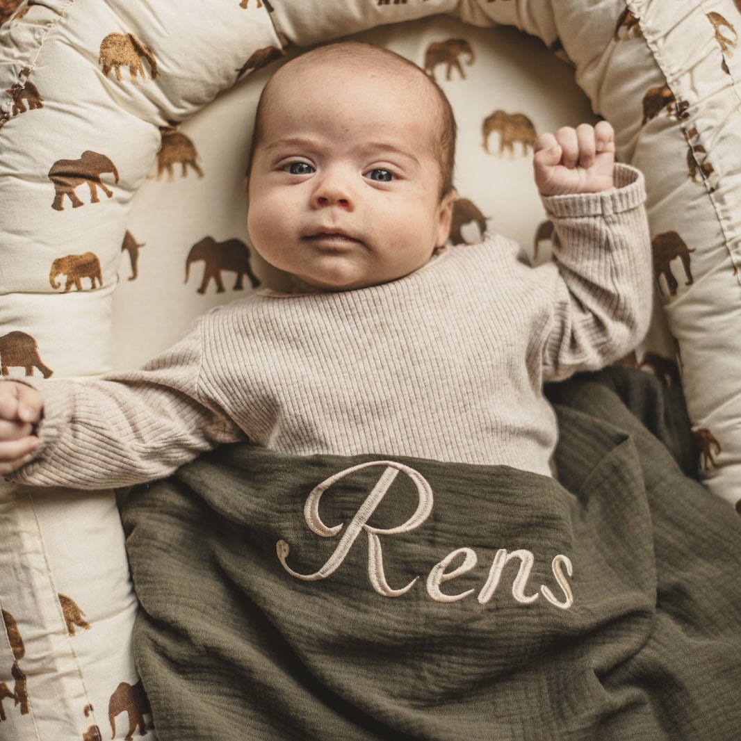 Hydrofiele doek XL geborduurd met naam in de kleur donker groen