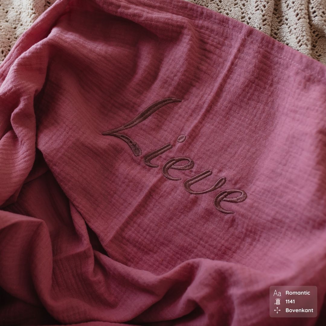 Hydrofiele doek XL met naam geborduurd in de kleur oud roze van Studio Bambacht