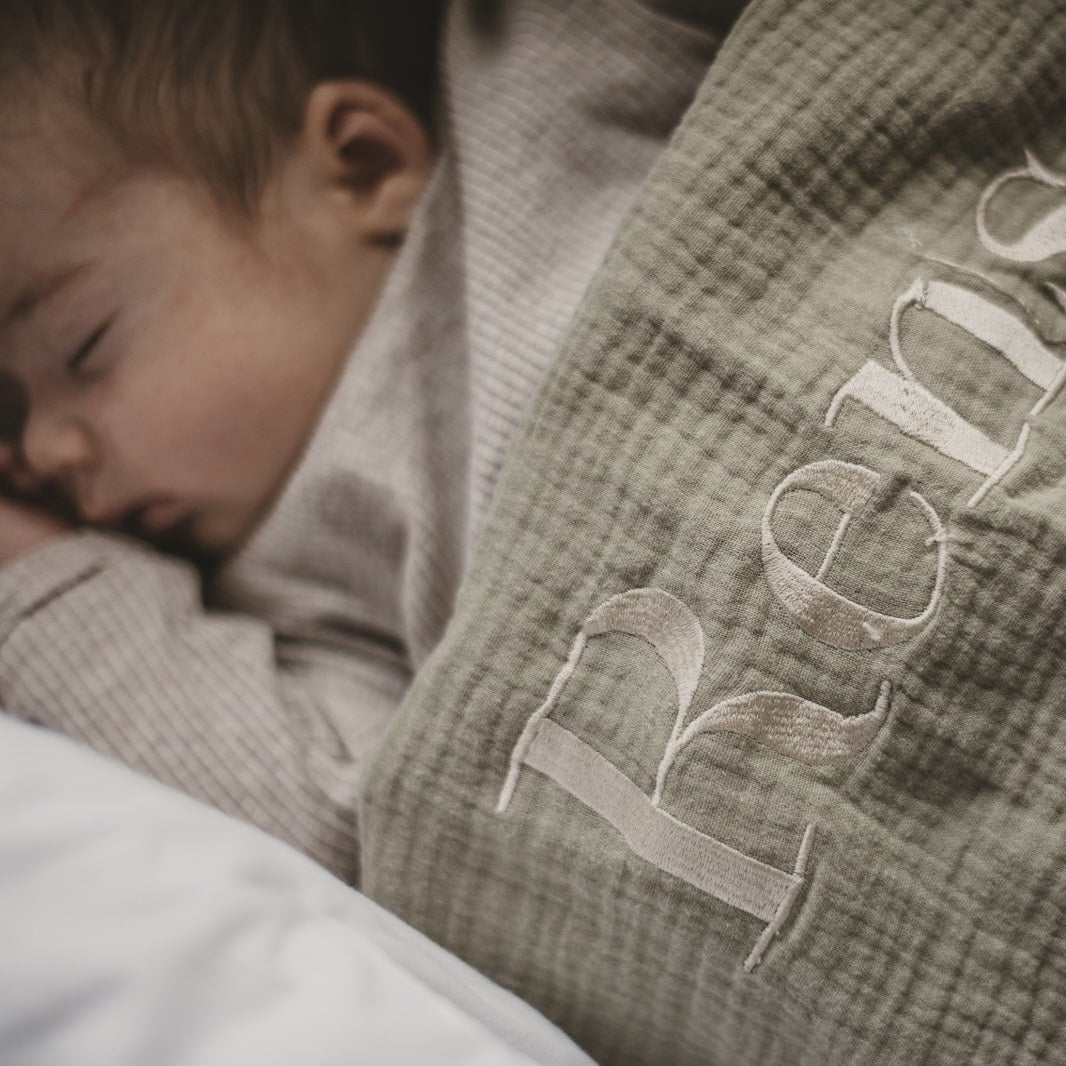 Hydrofiele doek XL van 120 bij 120 geborduurd met naam in de kleur oud groen