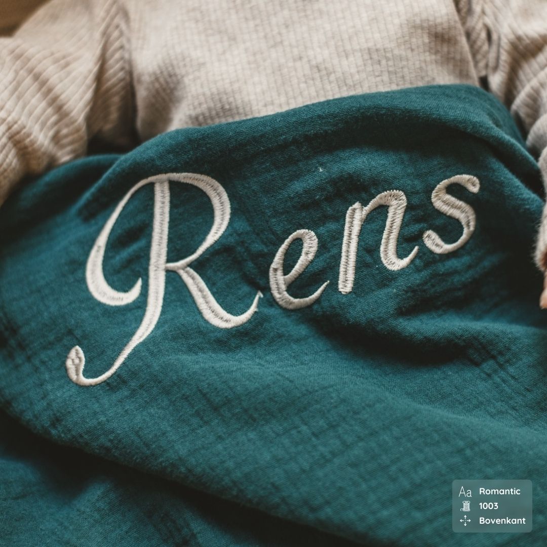 Hydrofiele doek XL van Studio Bambacht geborduurd met naam in de kleur petrol blauw