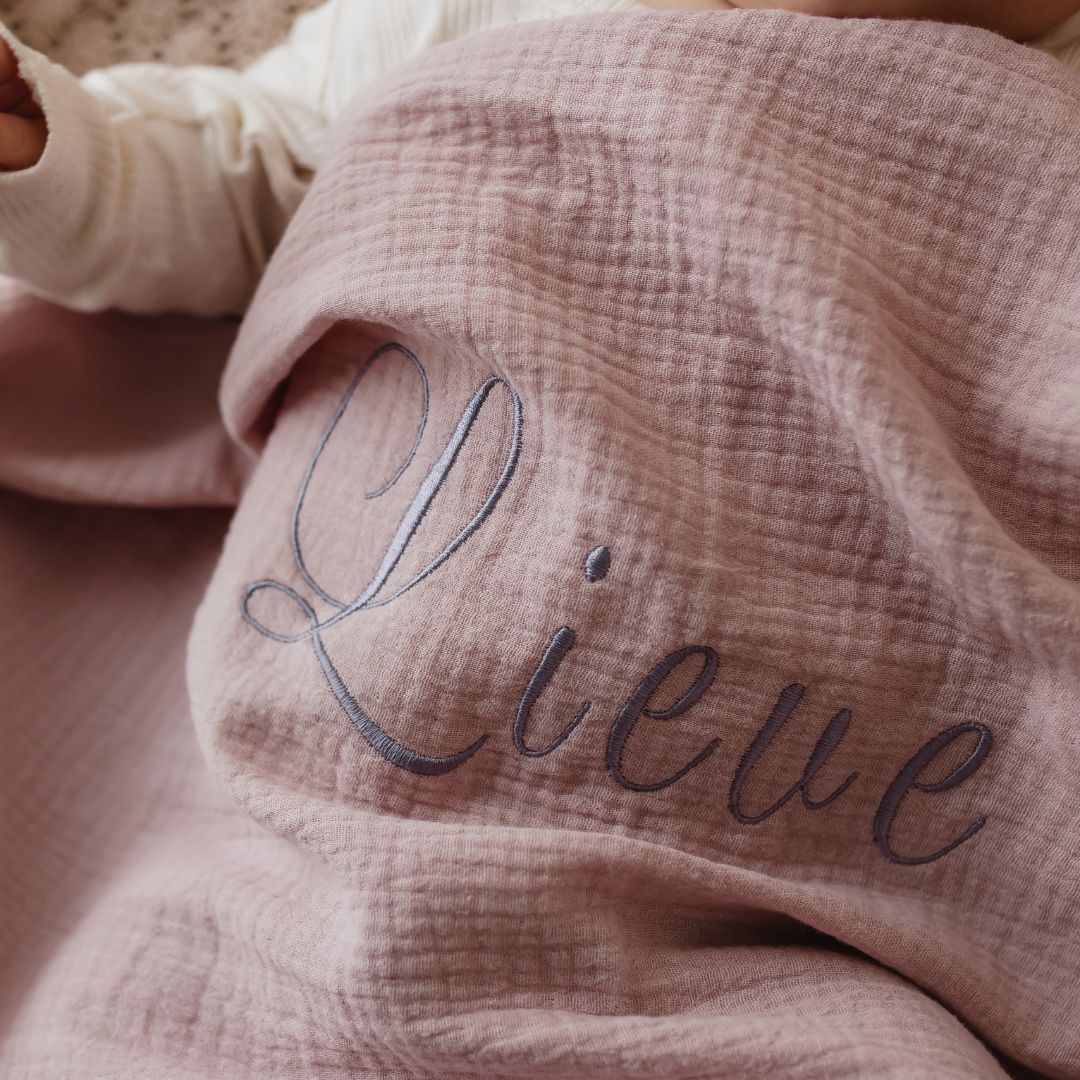 Hydrofiele doek XL van 120x120 met naam in de kleur pinky promise licht roze van Studio Bambacht