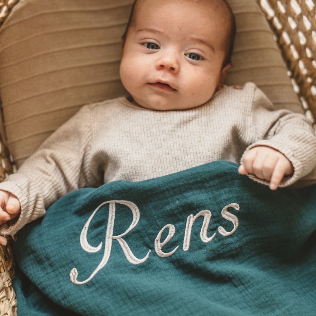 Hydrofiele doek XL van Studio Bambacht geborduurd met naam in de kleur petrol blauw