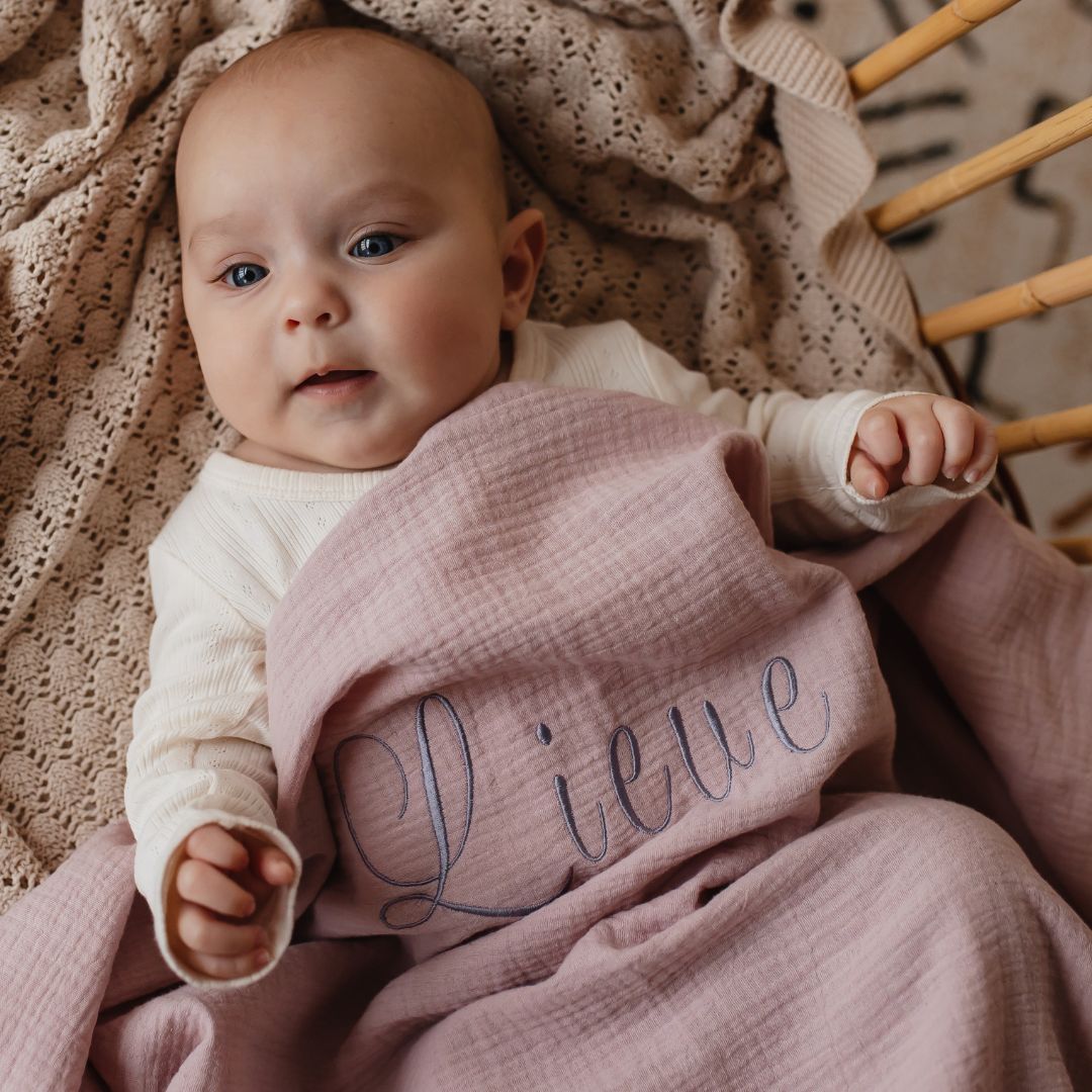 Hydrofiele doek XL van 120x120 met naam in de kleur pinky promise licht roze van Studio Bambacht