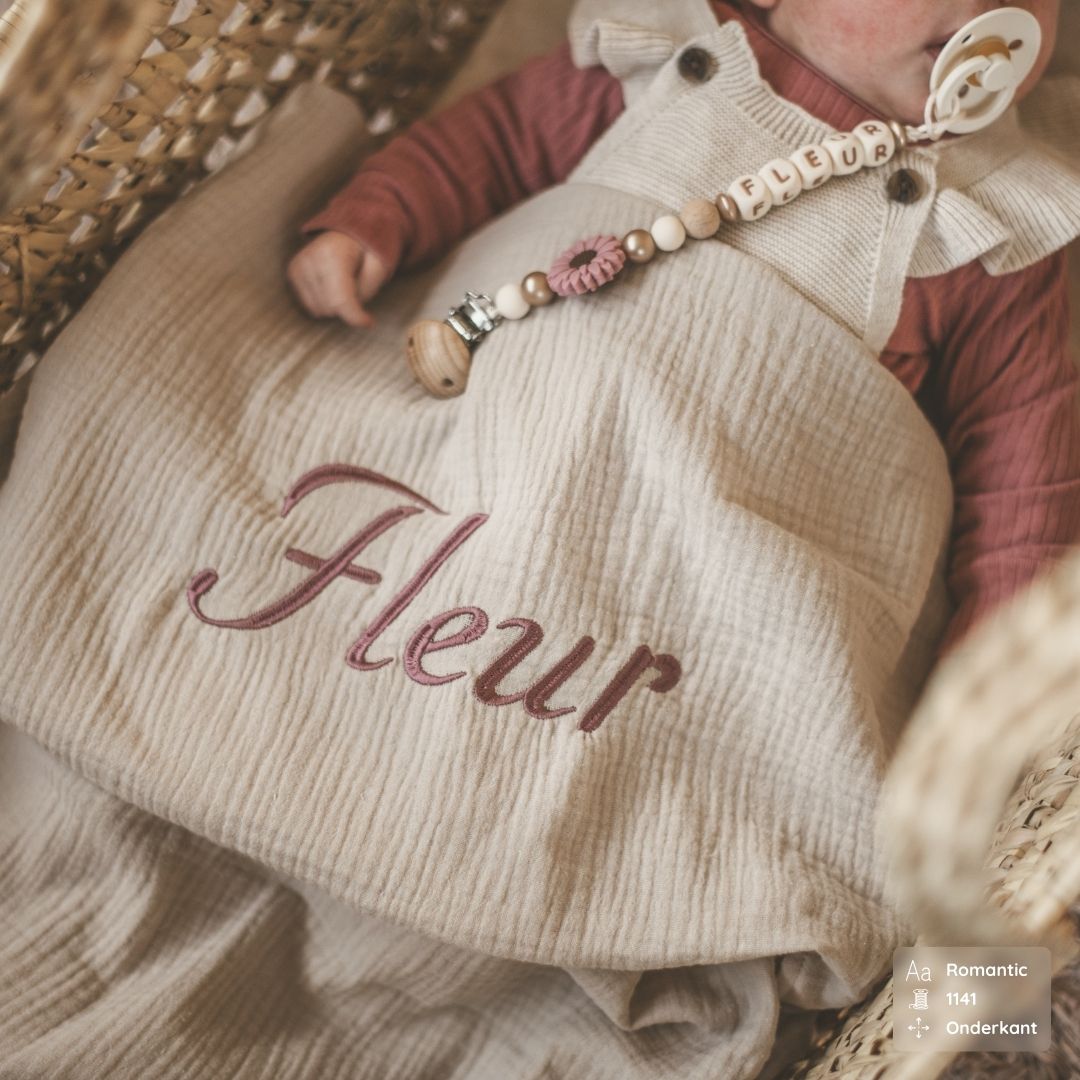 Hydrofiele doek XL met naam geborduurd in kleur beige van Studio Bambacht