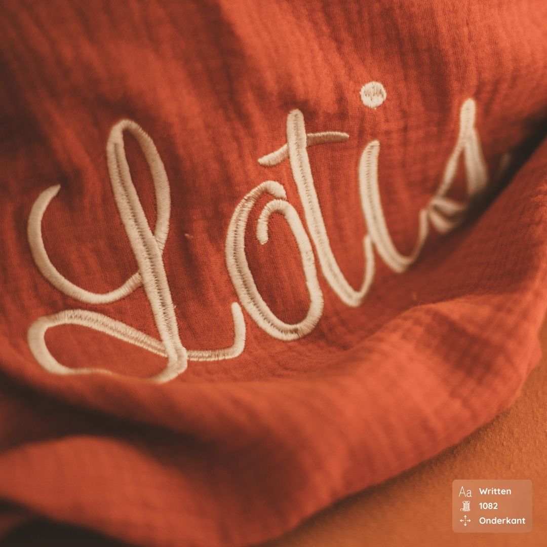 Hydrofiele doek XL met naam geborduurd in de kleur roest rood bruin van Studio Bambacht