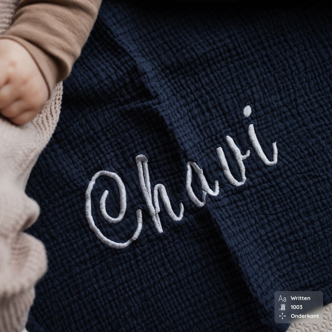 Studio Bambacht hydrofiele doek XL met naam in de kleur Navy donker blauw