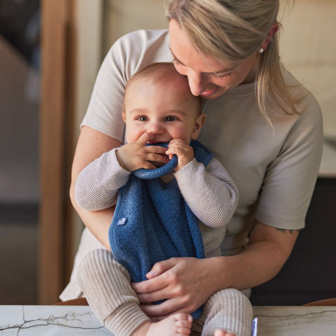 Jollein badstof slab met klittenbandsluiting in de blauwe kleur jeans