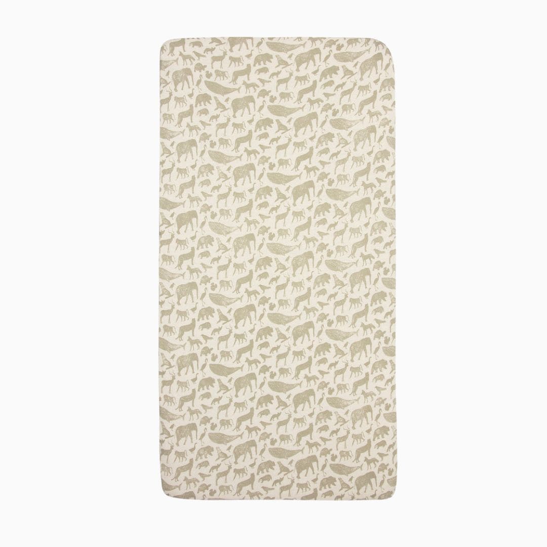 Jollein hoeslaken van jersey katoen voor wieg of ledikant in de kleur olijf groen met dieren print