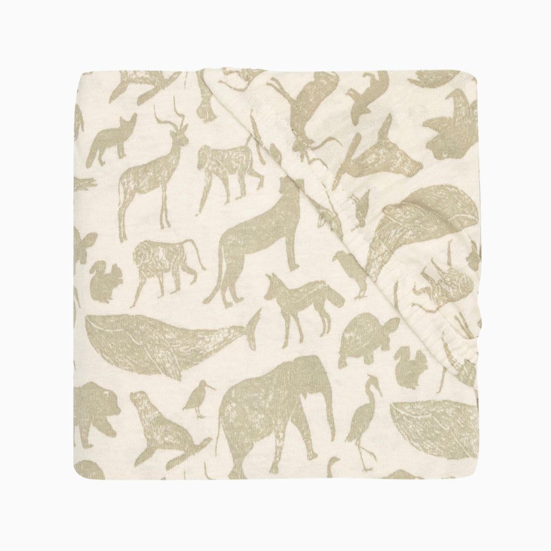 Jollein hoeslaken van jersey katoen voor wieg of ledikant in de kleur olijf groen met dieren print