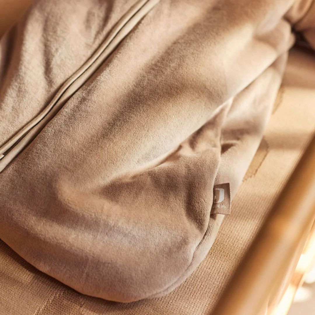 Jollein velvet slaapzak in de bruine kleur Milky Coffee