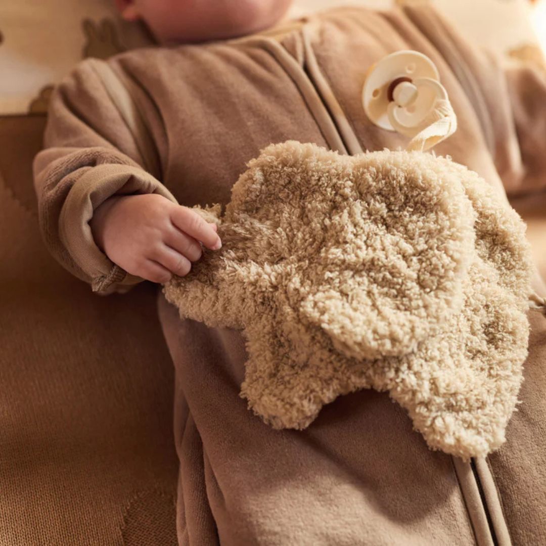 Jollein velvet slaapzak in de bruine kleur Milky Coffee