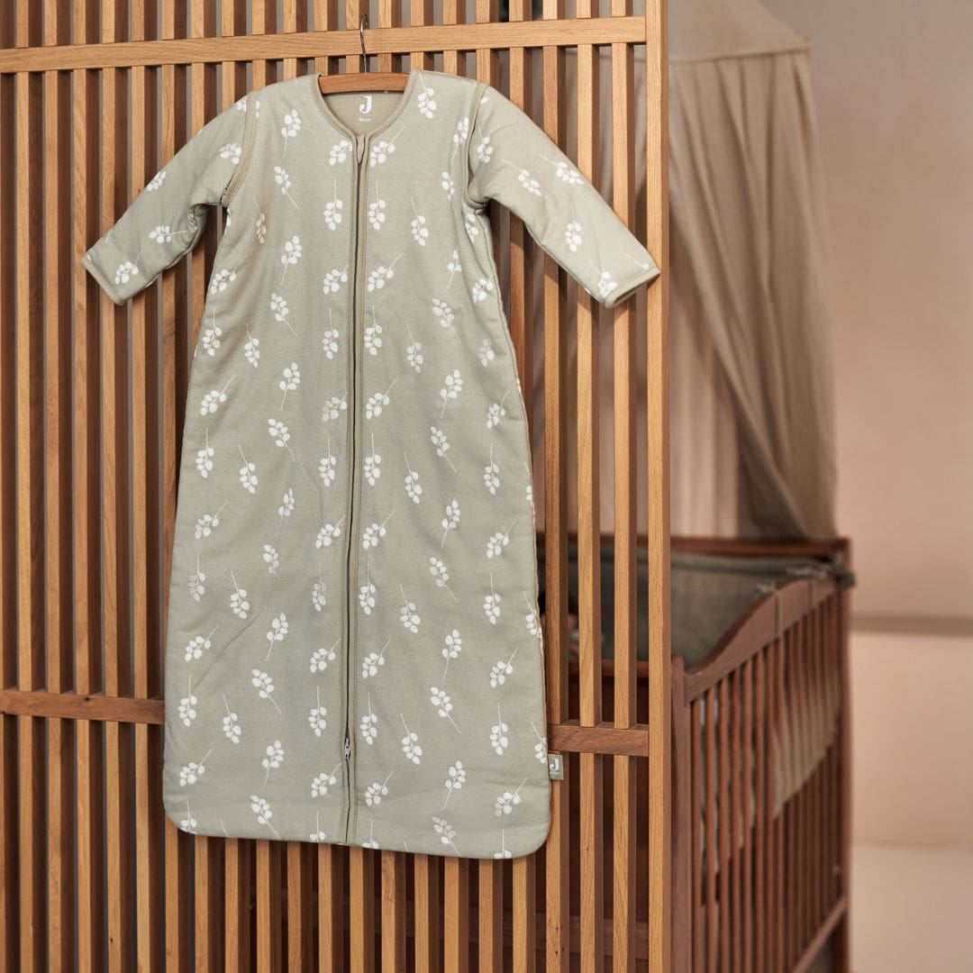 Jollein baby slaapzak voor in de winter met afritsbare mouwen in de print Twig en kleur Olive groen
