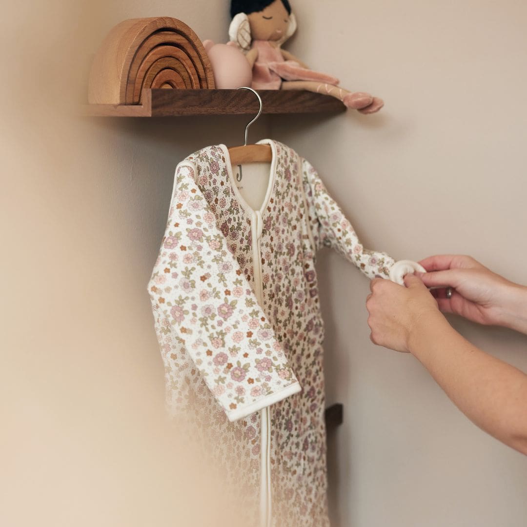 Jollein winter slaapzak baby met afritsbare mouwen in de print Retro Flowers