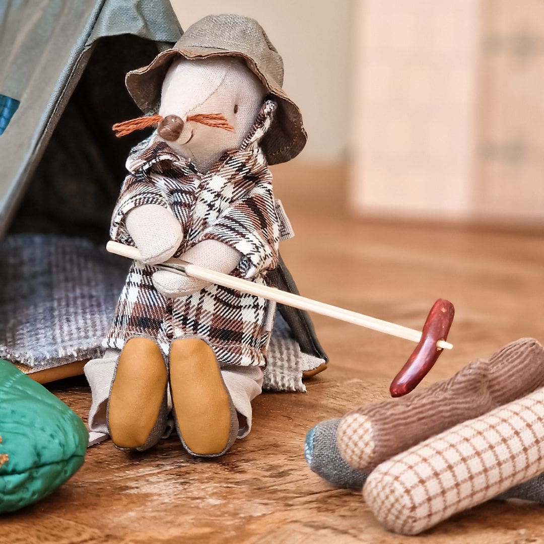 Maileg kampvuur met worst op een stokje