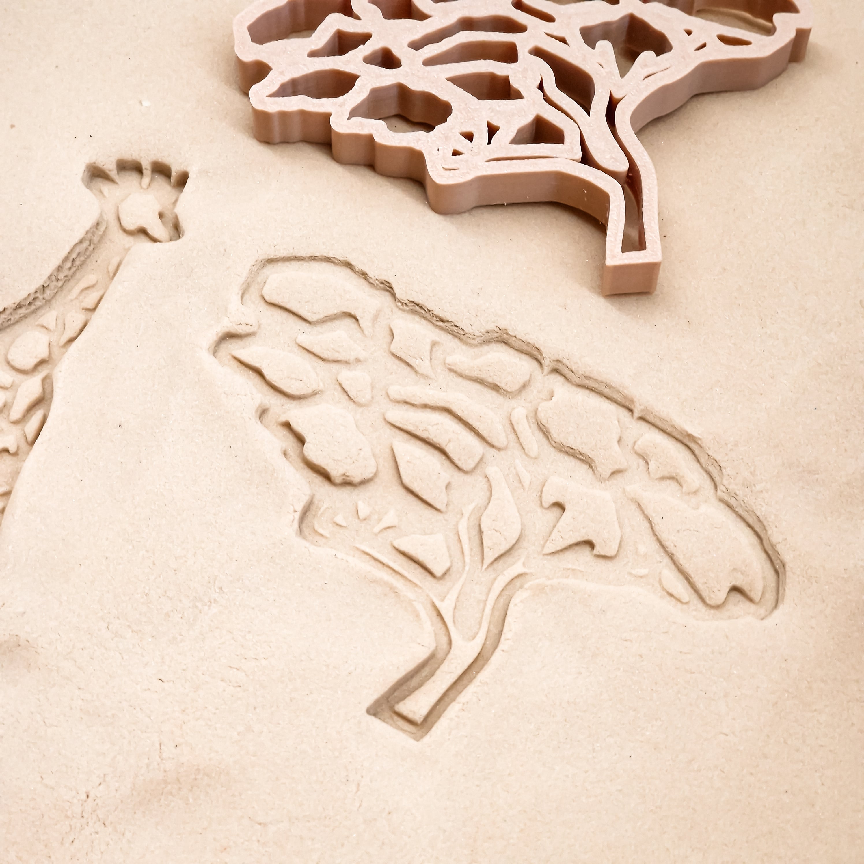 Grennn kinetisch zand vormpjes safari met boom en giraf