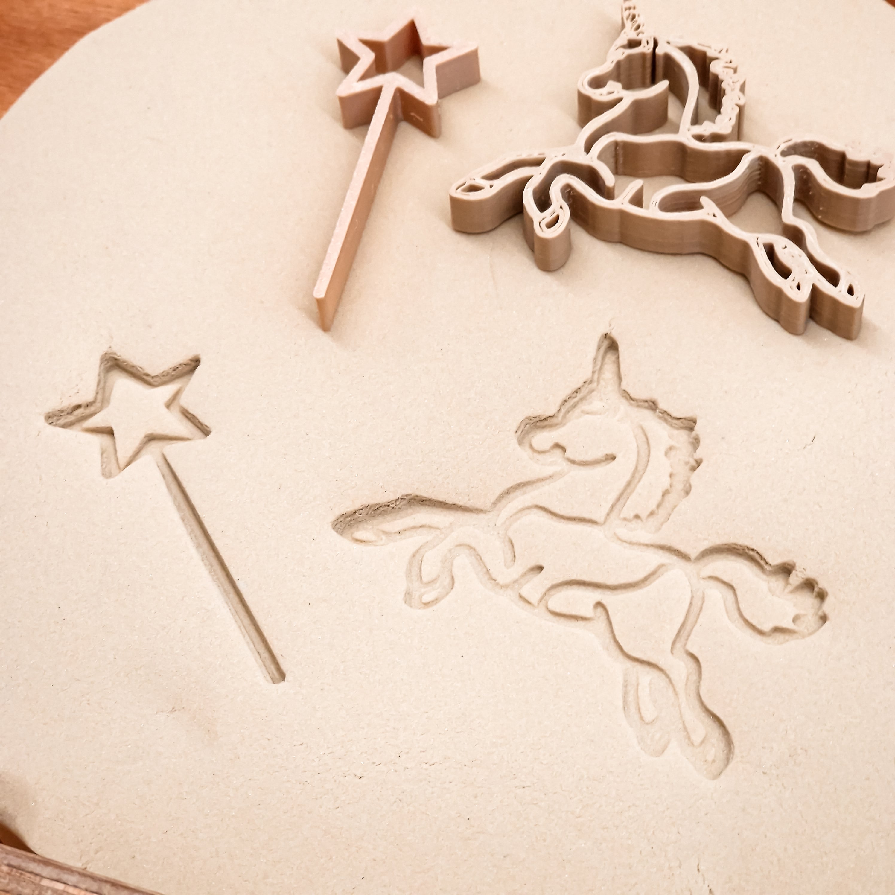 Grennn kinetisch zand vormpjes unicorn en toverstaf