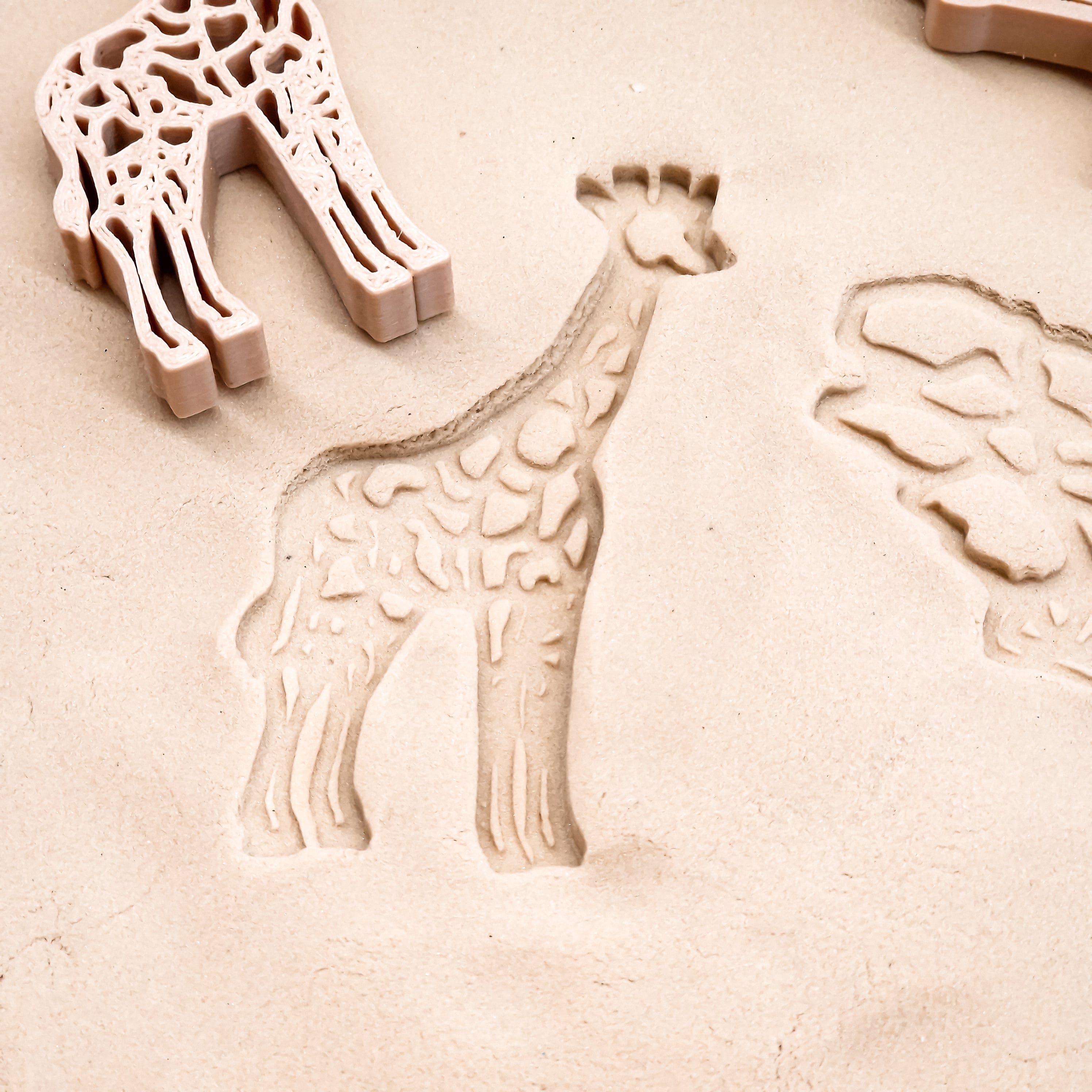 Grennn kinetisch zand vormpjes safari met boom en giraf