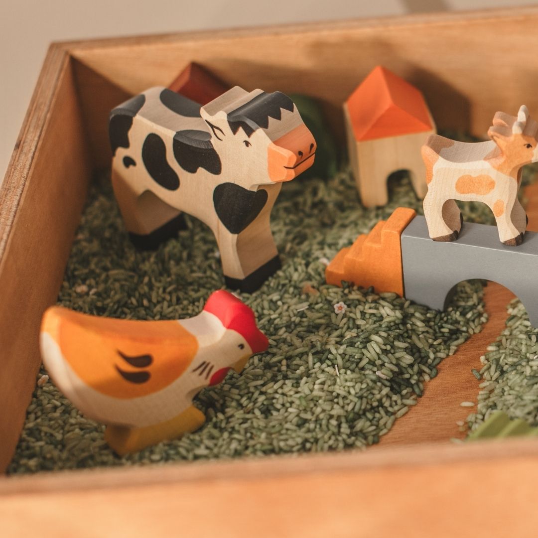 Holztiger kip van hout pikkend