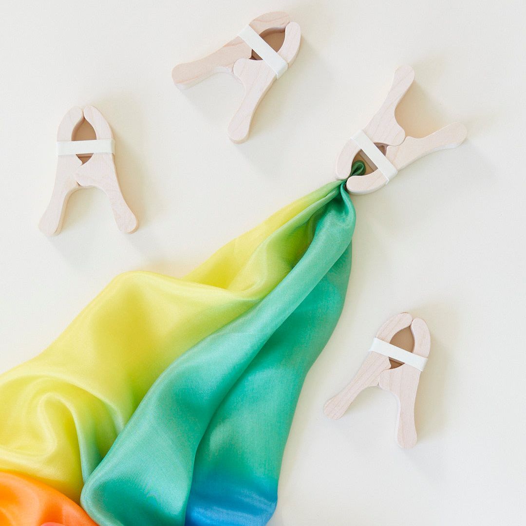 Houten knijper om speelzijde vast te maken van Sarah's Silks