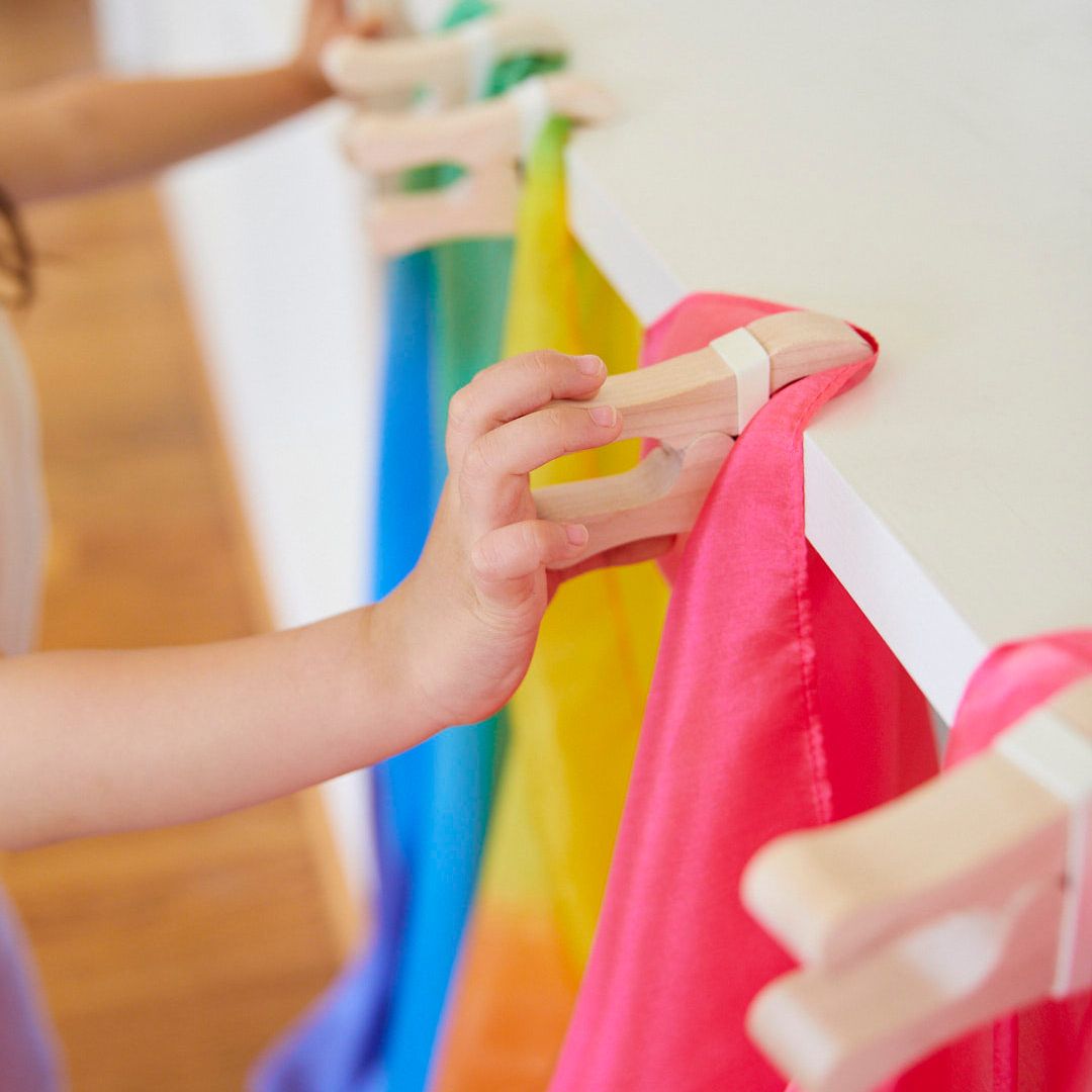 Houten knijper om speelzijde vast te maken van Sarah's Silks