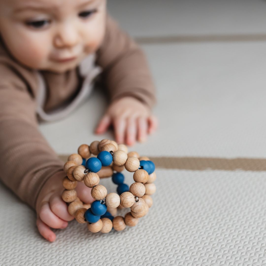Trixie houten babyspeelgoed kralenbal om te grijpen en bijten in blauw