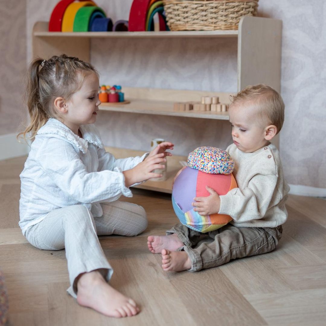 Little Botanic Label sensorisch ballenbal van stof in pastel kleuren