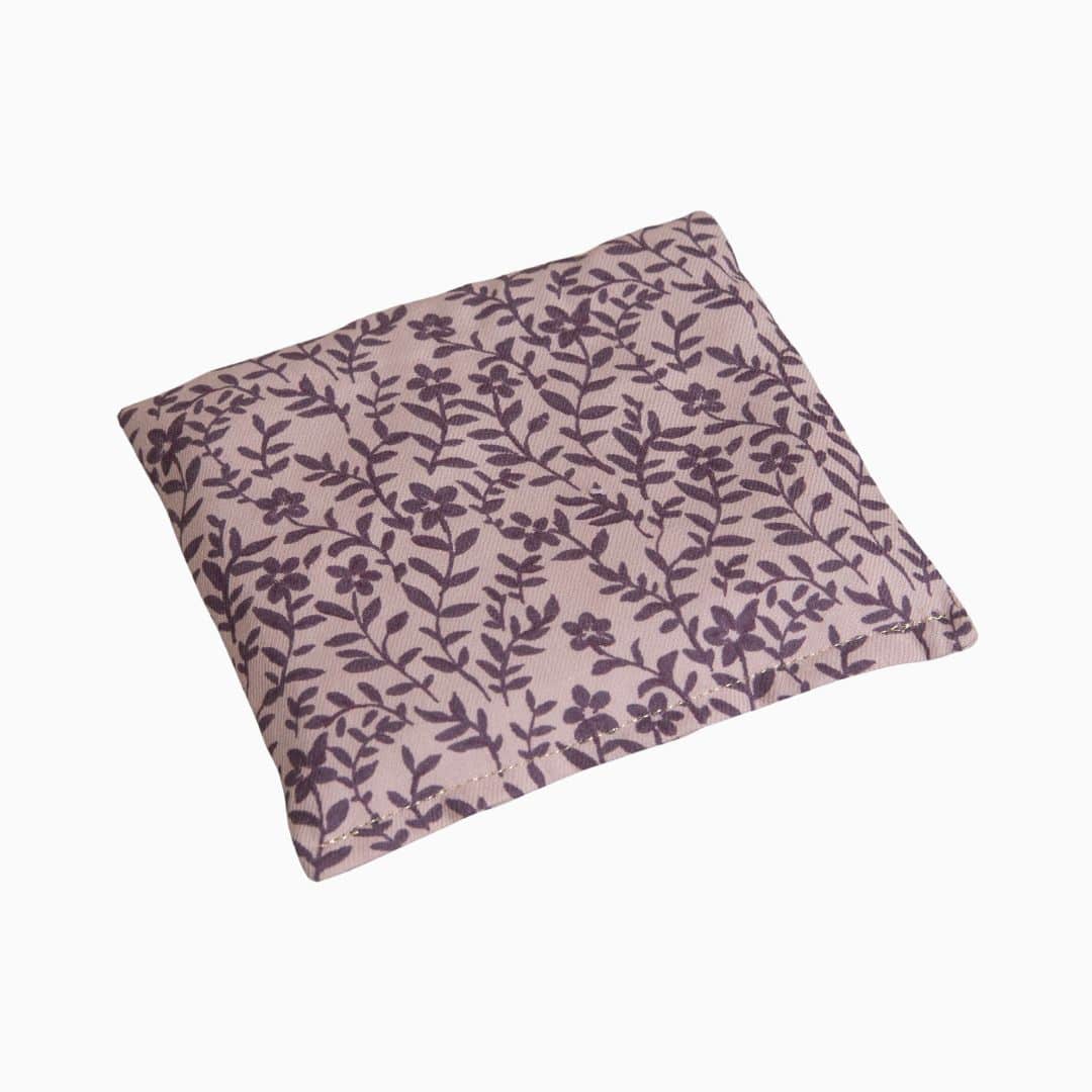 Little Botanic label sensorisch pittenzakje van katoen met bloemenprint in de kleur roze en paars