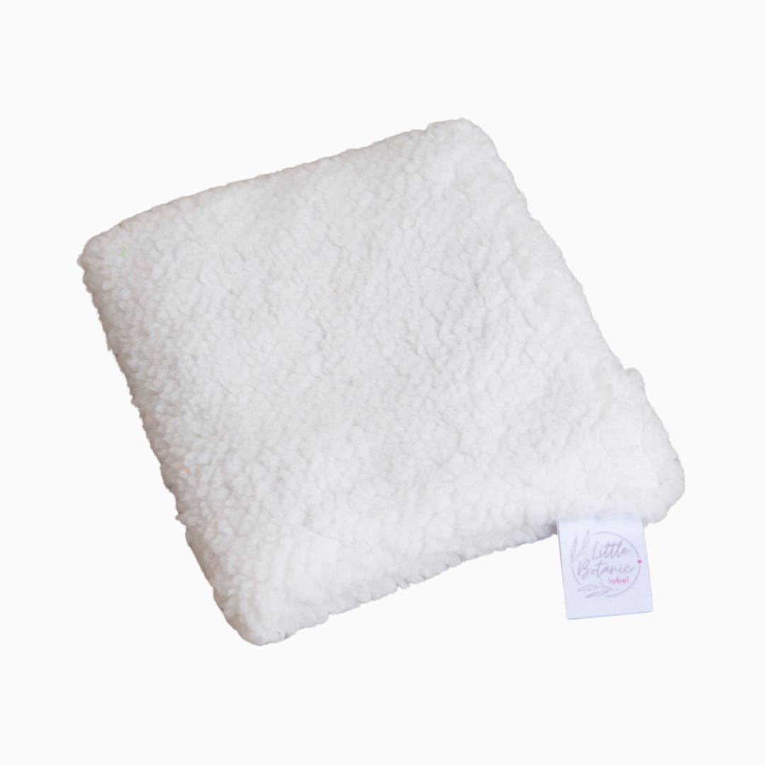 Little Botanic Label sensorisch pittenzakje van teddy stof in de kleur wit