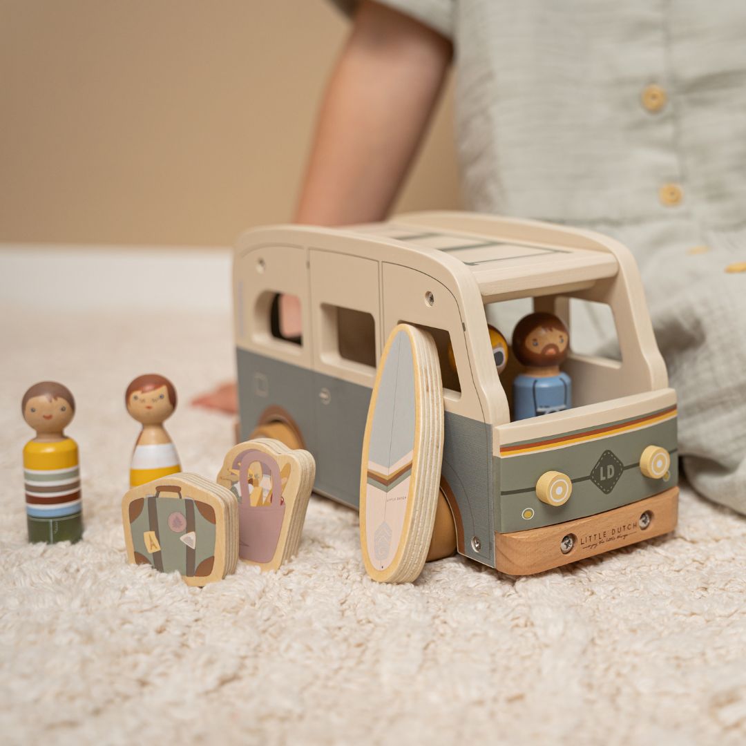 Little Dutch vintage camper met poppetjes en houten accessoires