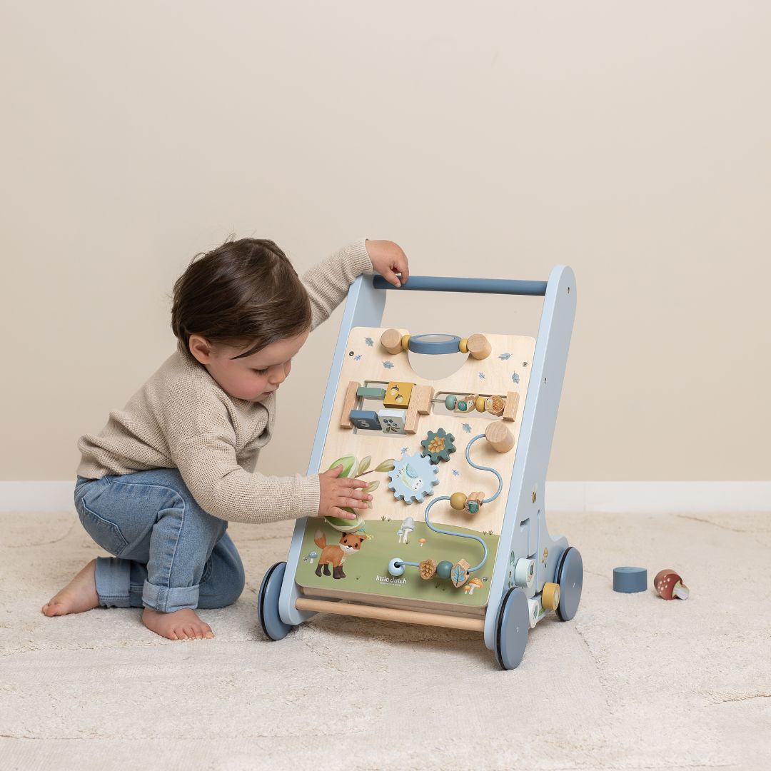Little Dutch houten loopwagen forest friends in de kleur blauw