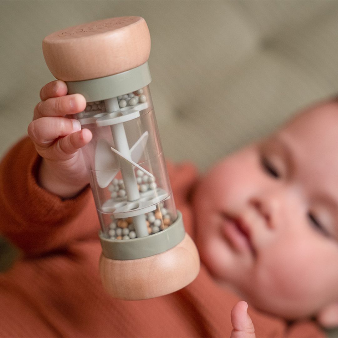 Little Dutch houten regenrammelaar in de kleur groen uit de Little Farm collectie