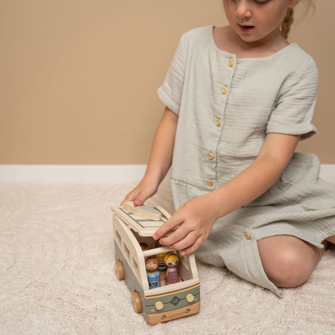 Little Dutch vintage camper met poppetjes en houten accessoires