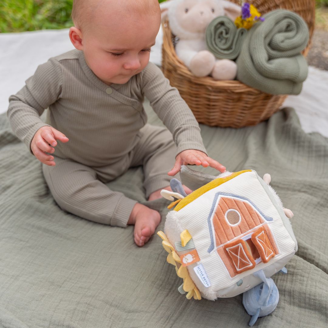 Zachte activiteitenkubus met rammelaar uit de Little Farm collectie van Little Dutch