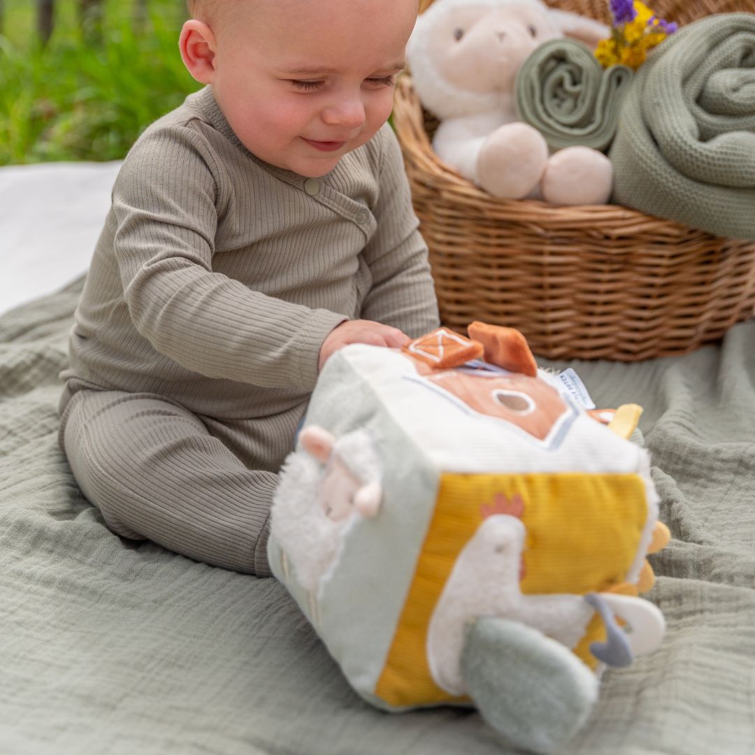 Zachte activiteitenkubus met rammelaar uit de Little Farm collectie van Little Dutch