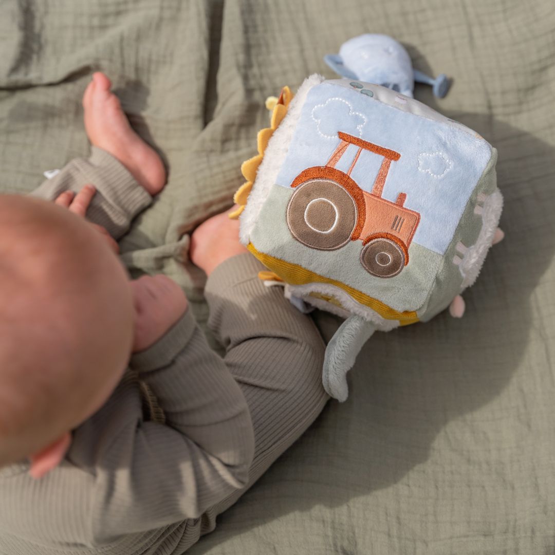 Zachte activiteitenkubus met rammelaar uit de Little Farm collectie van Little Dutch