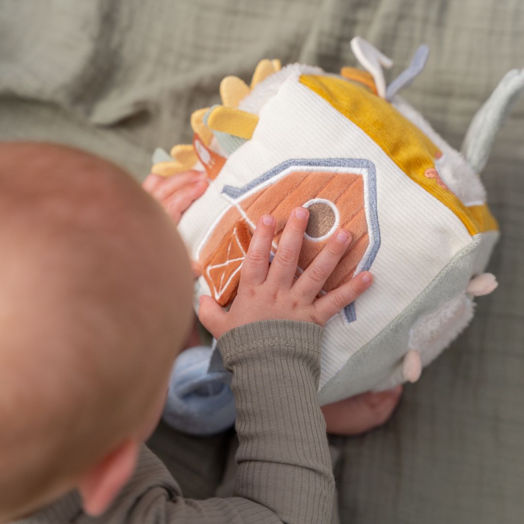 Zachte activiteitenkubus met rammelaar uit de Little Farm collectie van Little Dutch