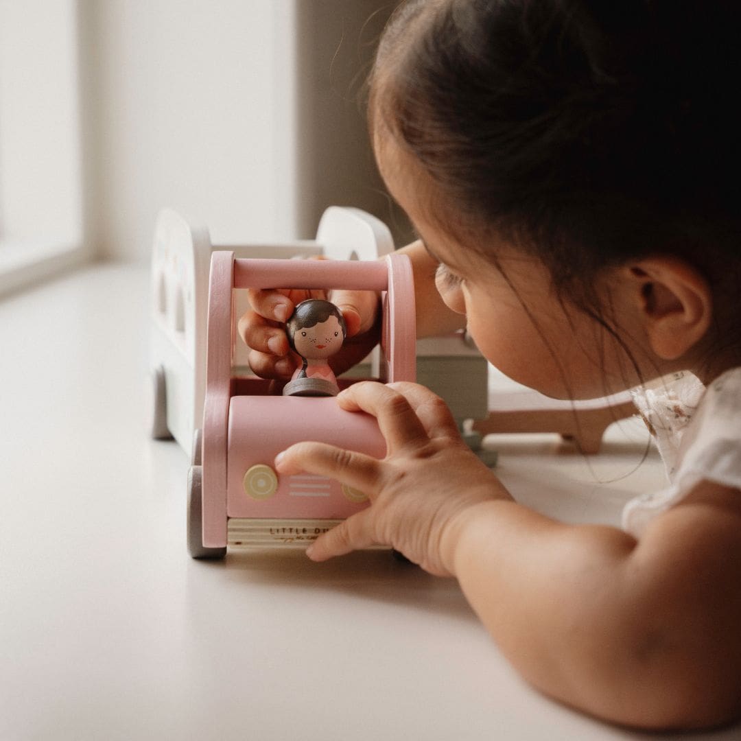 Little Dutch caravan met auto