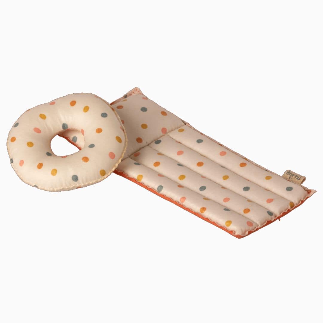 Maileg katoenen luchtbed voor grote broer of grote zus muis met gekleurde stippen