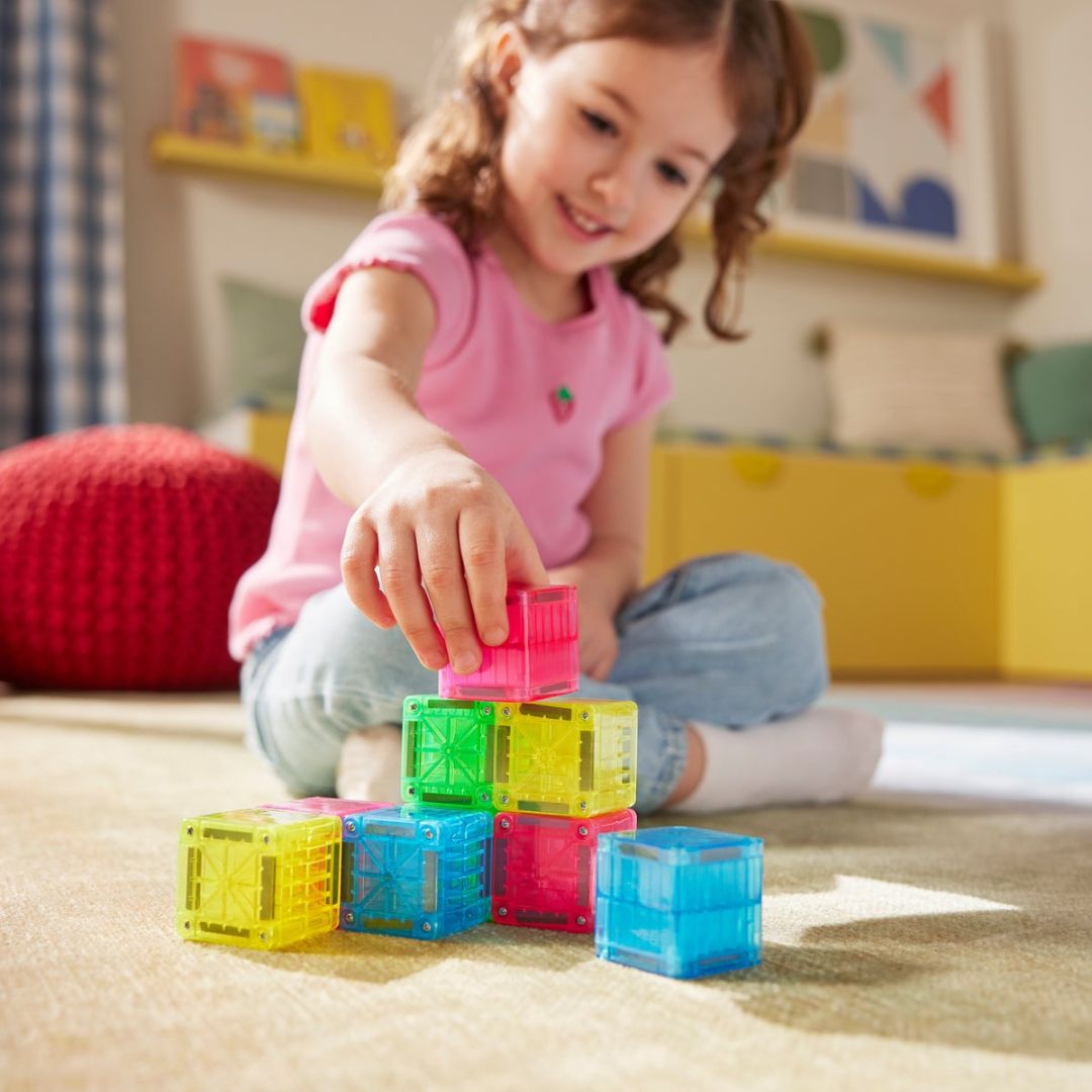 Magna Tiles MicroMages cubes travel set met 9 mini magnetische tegels in vier kleuren in kubus vorm