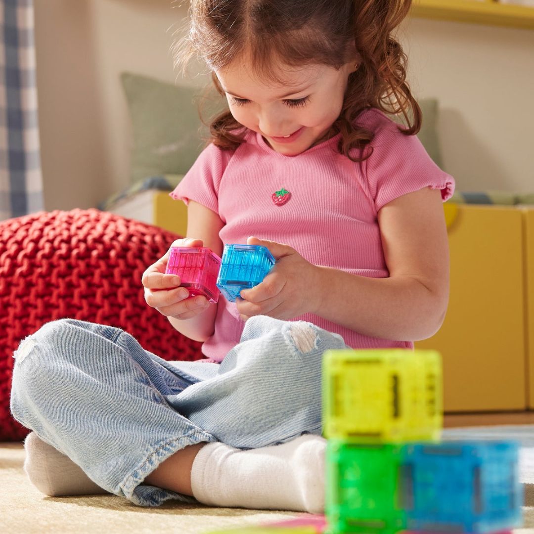 Magna Tiles MicroMages cubes travel set met 9 mini magnetische tegels in vier kleuren in kubus vorm