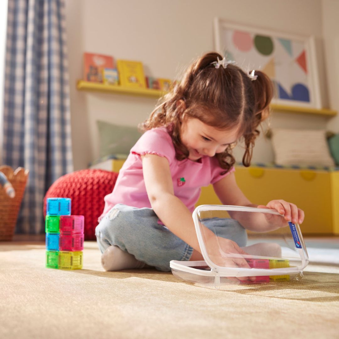 Magna Tiles MicroMages cubes travel set met 9 mini magnetische tegels in vier kleuren in kubus vorm