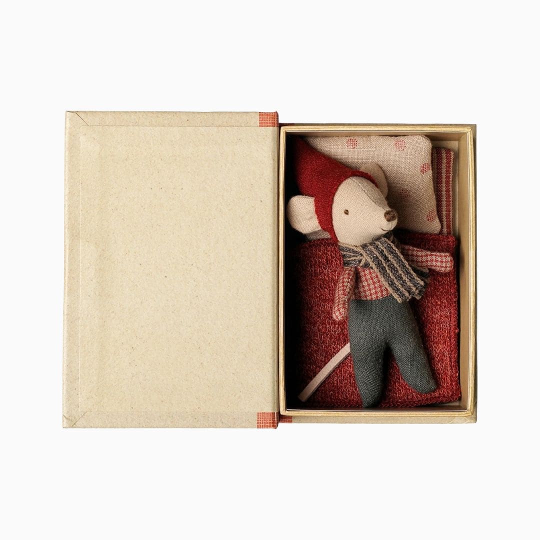 Maileg kerstmuis baby, geleverd in een boek met een bed erin