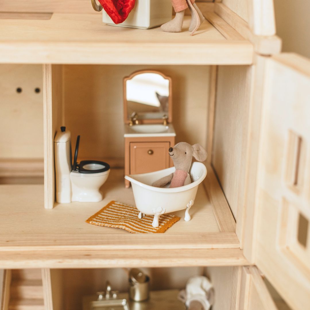 Maileg metalen badkuip wit in badkamer poppenhuis