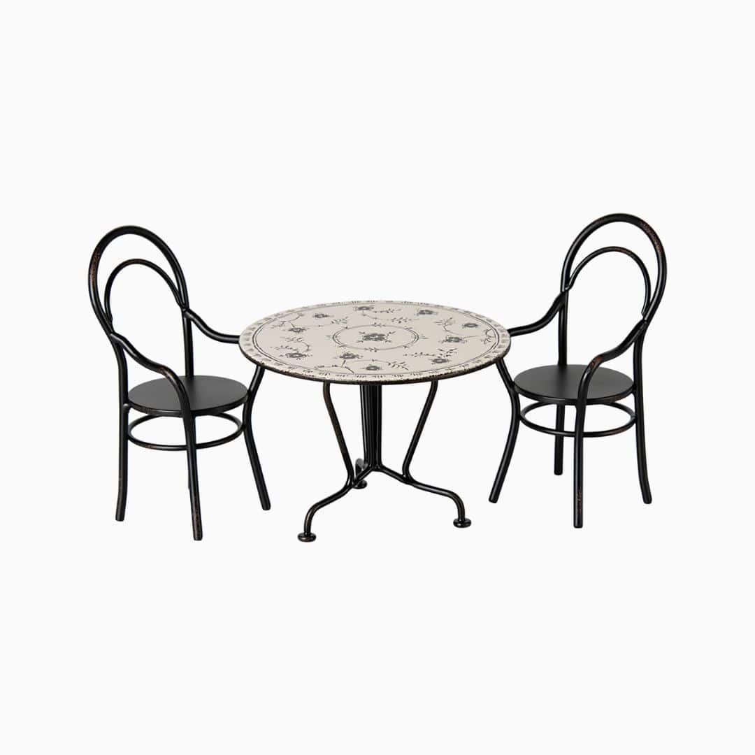 Maileg eettafel met twee stoelen van metaal