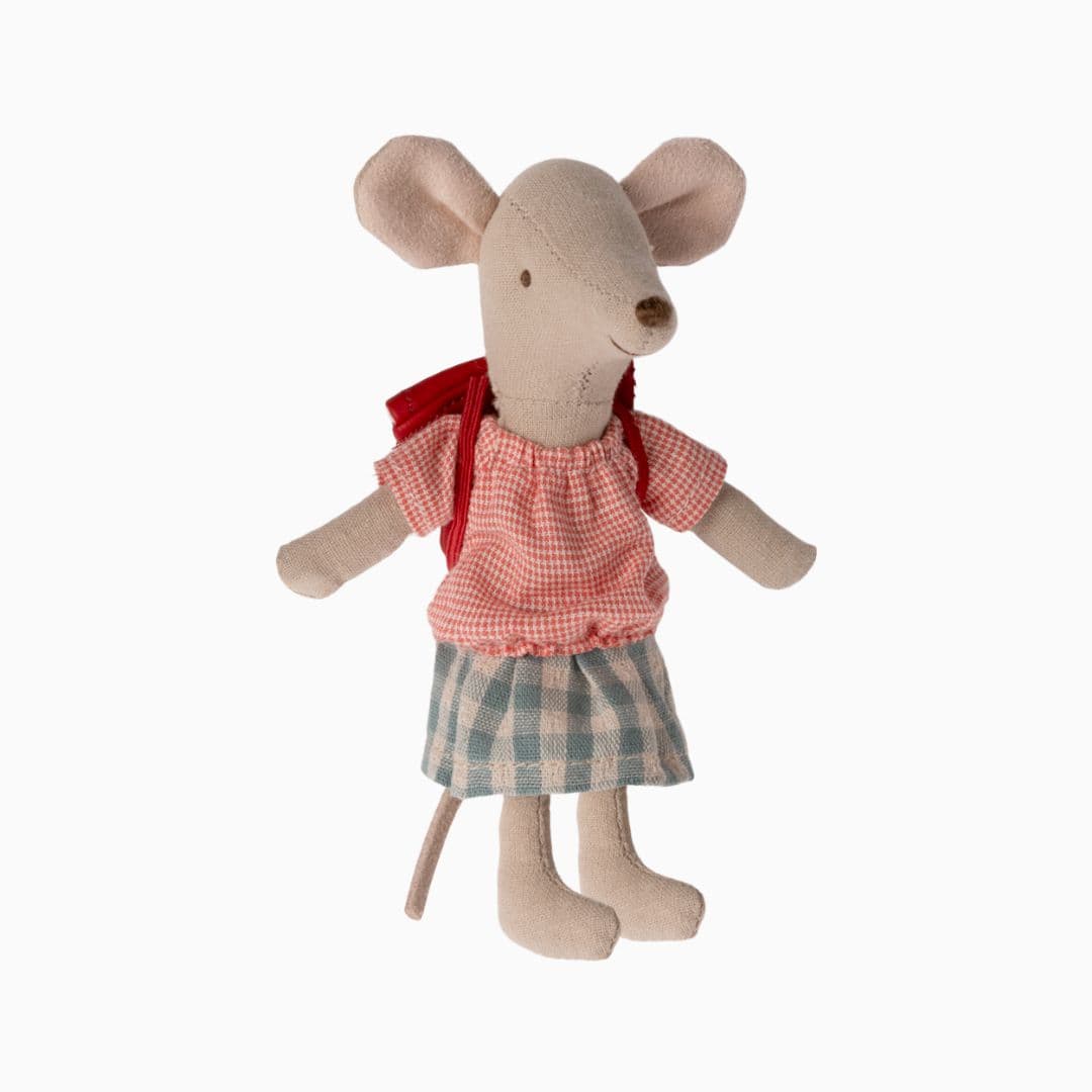 Maileg tricycle muis grote zus met rode rugtas