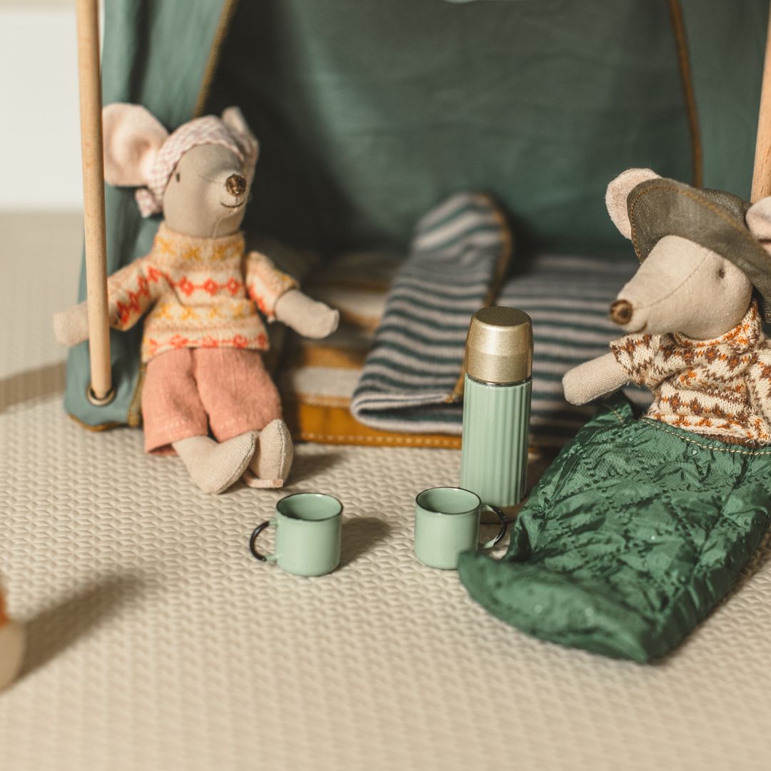 Maileg muis hiker met slaapzak